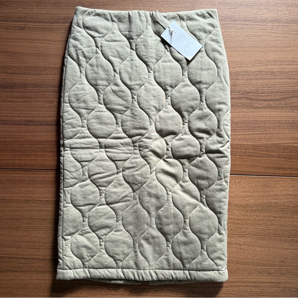 Zara Quilted Khaki Green Midi Pencil Skirt NWT
Size L